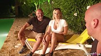 SIE BETRUEGT IHREN TYPEN IM URLAUB MIT ANDEREN KERL ALS ER IM BETT IST